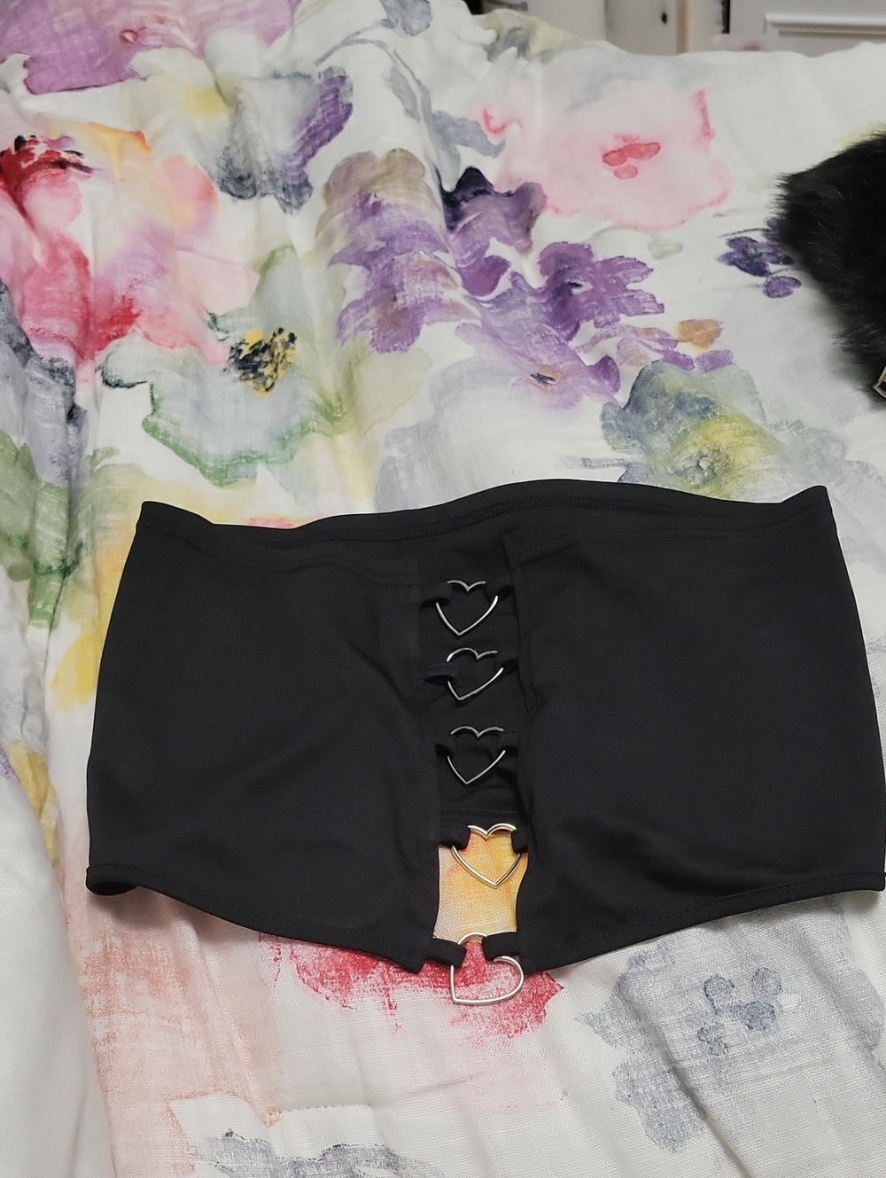 Women’s Black Heart-Link Top